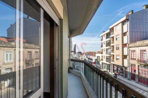 Apartamento T2+1 com Terraço de 30 m2 em Santo Ildefonso, Porto