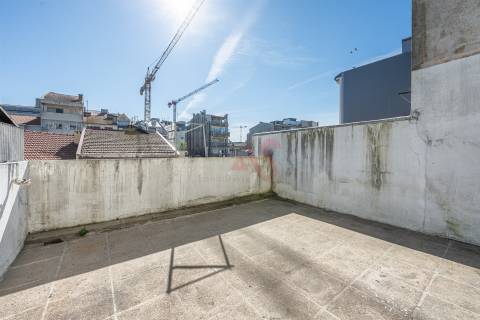 Apartamento T2+1 com Terraço de 30 m2 em Santo Ildefonso, Porto