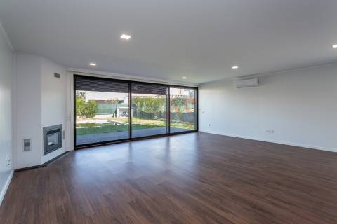 Moradia Térrea T4+1 de Luxo com Jardim e Piscina no Golfo do Montado em Palmela