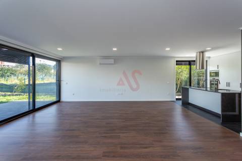 Moradia Térrea T4+1 de Luxo com Jardim e Piscina no Golfo do Montado em Palmela