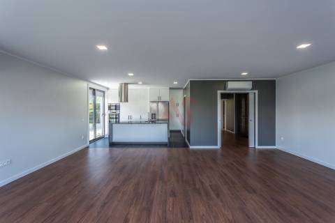 Moradia Térrea T4+1 de Luxo com Jardim e Piscina no Golfo do Montado em Palmela