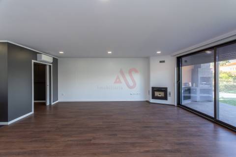 Moradia Térrea T4+1 de Luxo com Jardim e Piscina no Golfo do Montado em Palmela