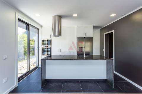 Moradia Térrea T4+1 de Luxo com Jardim e Piscina no Golfo do Montado em Palmela