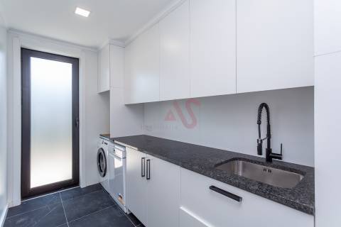 Moradia Térrea T4+1 de Luxo com Jardim e Piscina no Golfo do Montado em Palmela