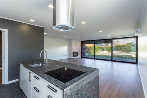 Moradia Térrea T4+1 de Luxo com Jardim e Piscina no Golfo do Montado em Palmela