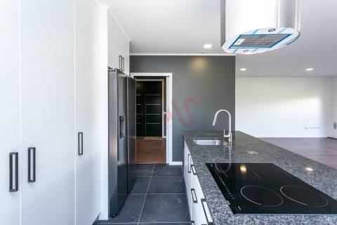 Moradia Térrea T4+1 de Luxo com Jardim e Piscina no Golfo do Montado em Palmela