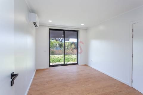 Moradia Térrea T4+1 de Luxo com Jardim e Piscina no Golfo do Montado em Palmela