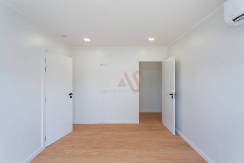 Moradia Térrea T4+1 de Luxo com Jardim e Piscina no Golfo do Montado em Palmela