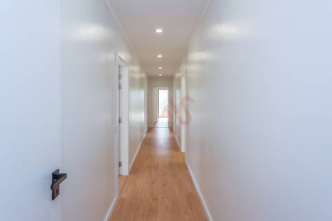 Moradia Térrea T4+1 de Luxo com Jardim e Piscina no Golfo do Montado em Palmela