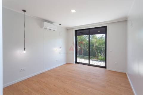 Moradia Térrea T4+1 de Luxo com Jardim e Piscina no Golfo do Montado em Palmela