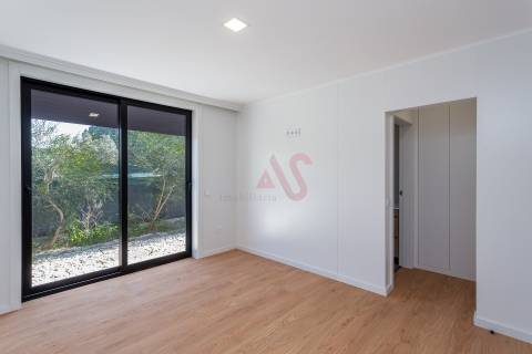 Moradia Térrea T4+1 de Luxo com Jardim e Piscina no Golfo do Montado em Palmela