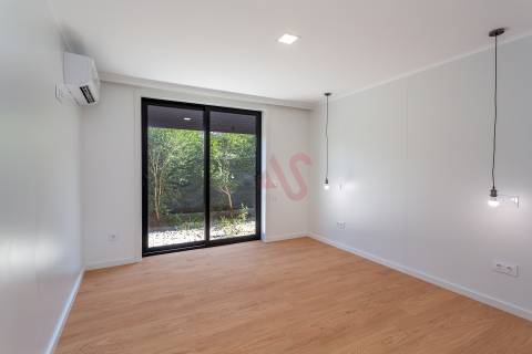 Moradia Térrea T4+1 de Luxo com Jardim e Piscina no Golfo do Montado em Palmela