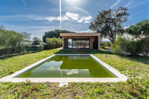 Moradia Térrea T4+1 de Luxo com Jardim e Piscina no Golfo do Montado em Palmela