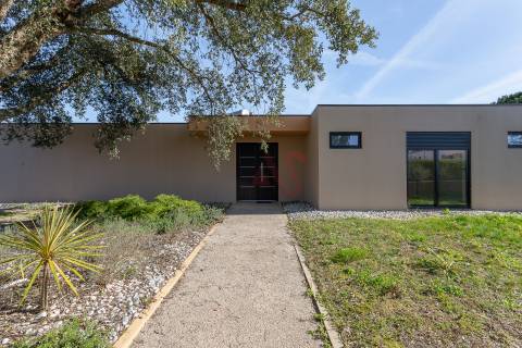 Moradia Térrea T4+1 de Luxo com Jardim e Piscina no Golfo do Montado em Palmela