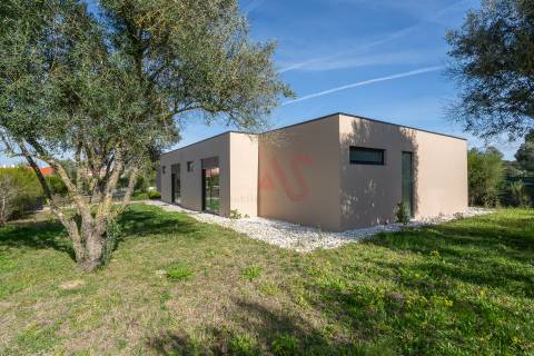 Moradia Térrea T4+1 de Luxo com Jardim e Piscina no Golfo do Montado em Palmela