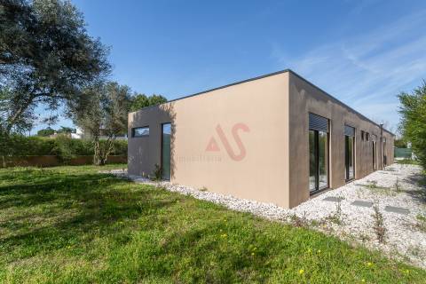 Moradia Térrea T4+1 de Luxo com Jardim e Piscina no Golfo do Montado em Palmela