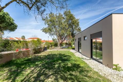 Moradia Térrea T4+1 de Luxo com Jardim e Piscina no Golfo do Montado em Palmela