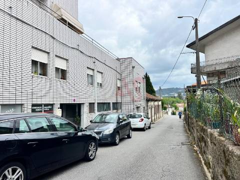 Armazém com 113 m² no Centro de Vizela. Ideal para Armazenamento ou Atividade Industrial.