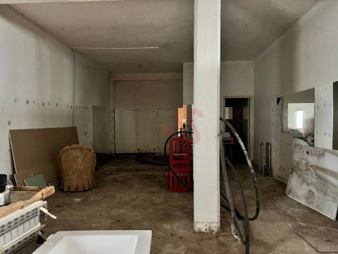 Armazém com 113 m² no Centro de Vizela. Ideal para Armazenamento ou Atividade Industrial.