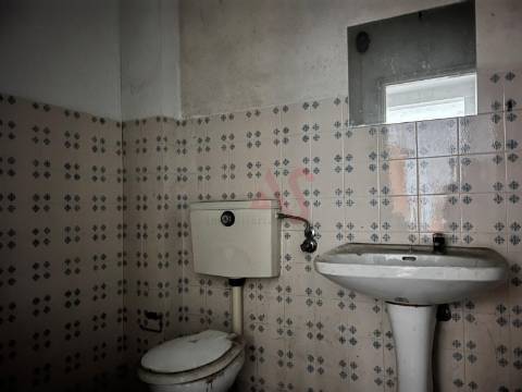 Armazém com 113 m² no Centro de Vizela. Ideal para Armazenamento ou Atividade Industrial.