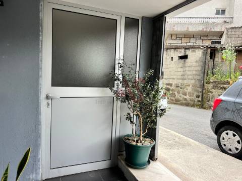 Armazém com 113 m² no Centro de Vizela. Ideal para Armazenamento ou Atividade Industrial.