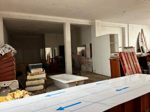 Armazém com 113 m² no Centro de Vizela. Ideal para Armazenamento ou Atividade Industrial.