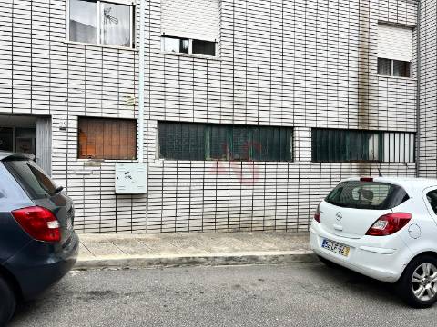 Armazém com 113 m² no Centro de Vizela. Ideal para Armazenamento ou Atividade Industrial.