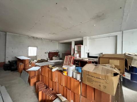 Armazém com 113 m² no Centro de Vizela. Ideal para Armazenamento ou Atividade Industrial.