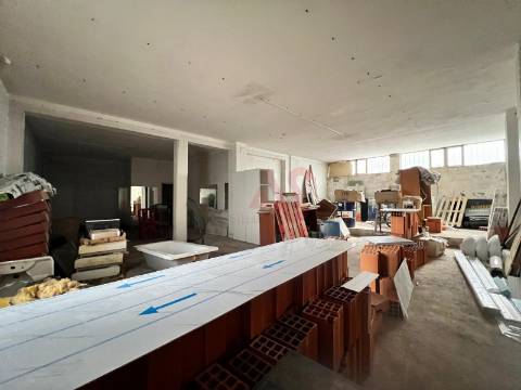 Armazém com 113 m² no Centro de Vizela. Ideal para Armazenamento ou Atividade Industrial.