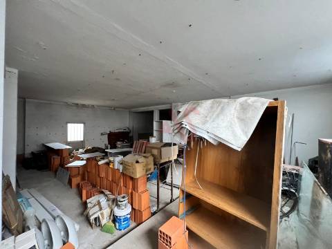 Armazém com 113 m² no Centro de Vizela. Ideal para Armazenamento ou Atividade Industrial.