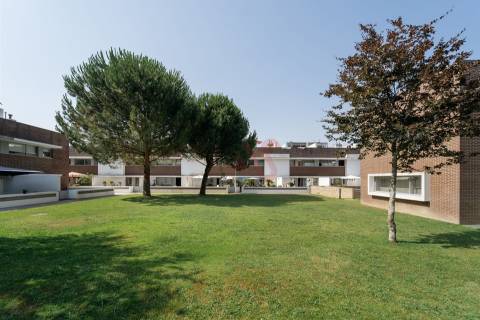 Moradia T3 em Condomínio Fechado com Piscina – Nogueira e Silva Escura, Maia