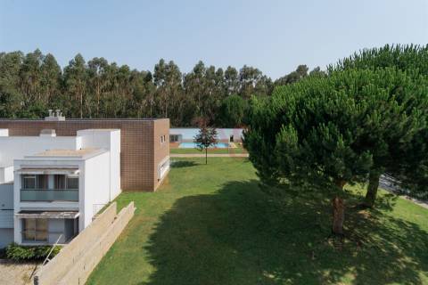 Moradia T3 em Condomínio Fechado com Piscina – Nogueira e Silva Escura, Maia