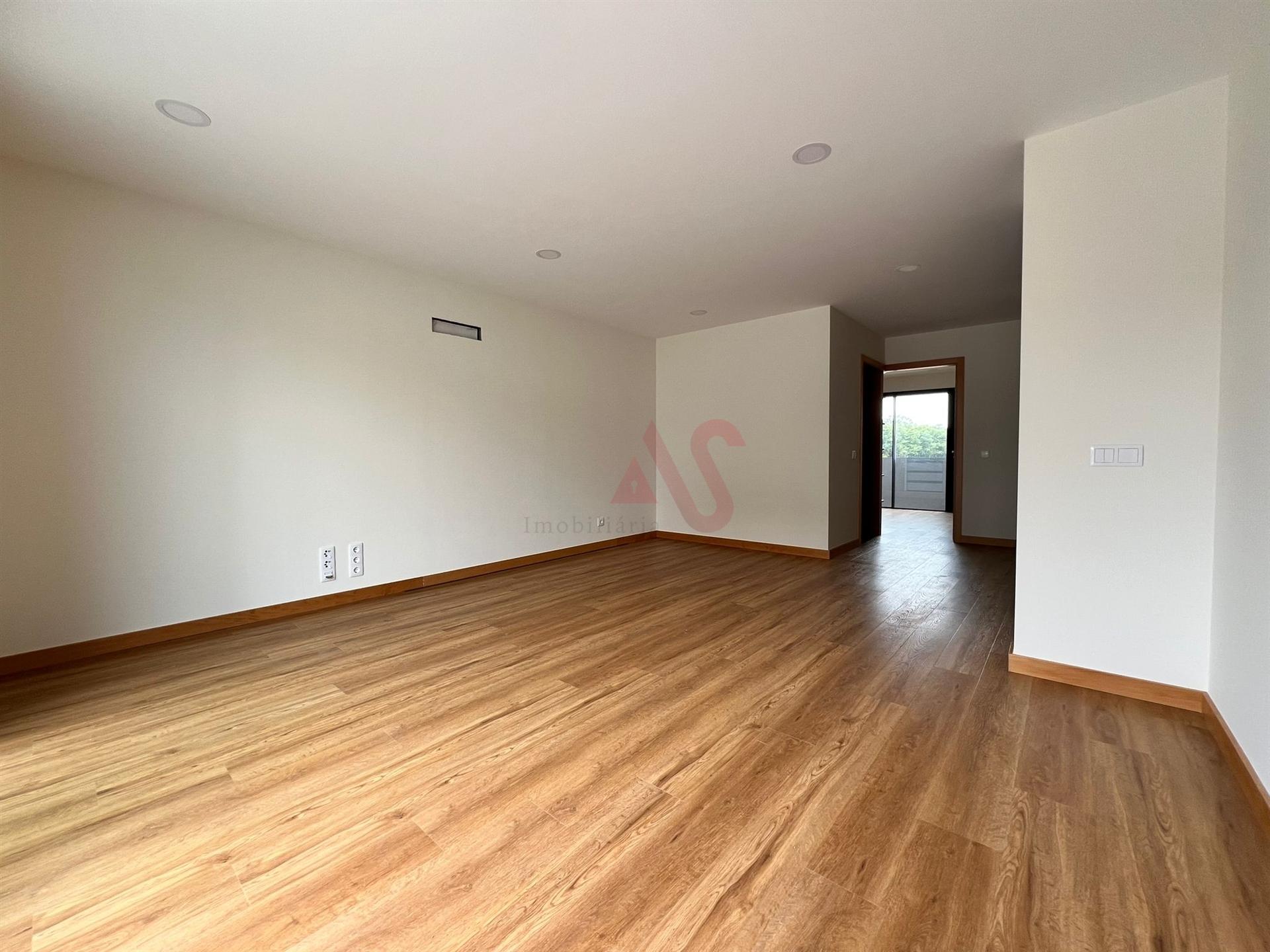 Apartamento T3 com terraço e vista mar em Matosinhos