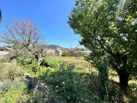 Terreno com 6.715 m² para Construção de Prédio com 3 Andares em Infias, Vizela