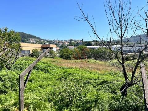 Terreno com 6.715 m² para Construção de Prédio com 3 Andares em Infias, Vizela