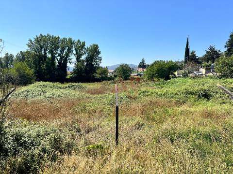 Terreno com 6.715 m² para Construção de Prédio com 3 Andares em Infias, Vizela