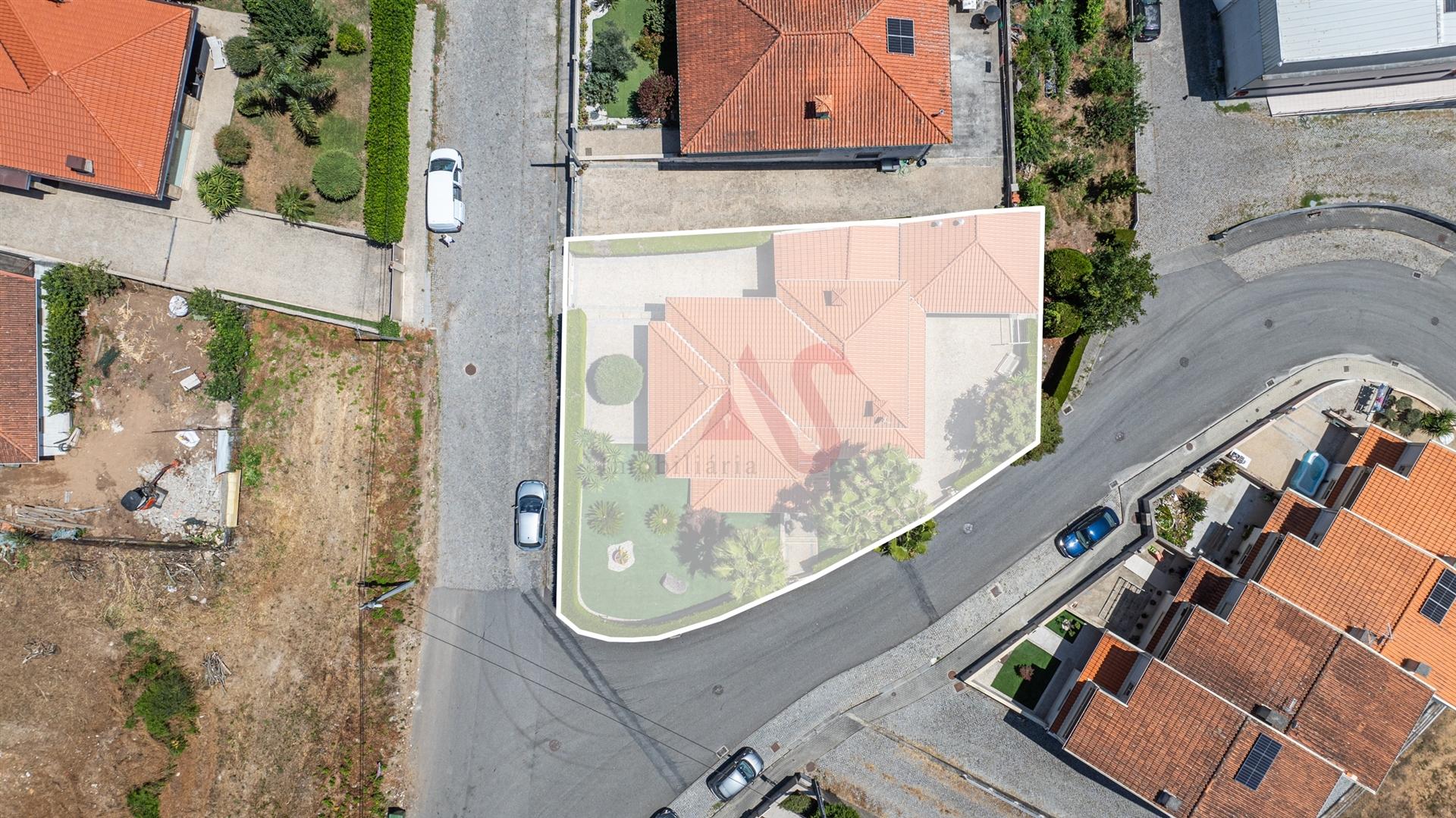 Moradia T3 de Luxo com Jardim e Espaço Exterior em Idães, Felgueiras