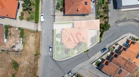 Moradia T3 de Luxo com Jardim e Espaço Exterior em Idães, Felgueiras