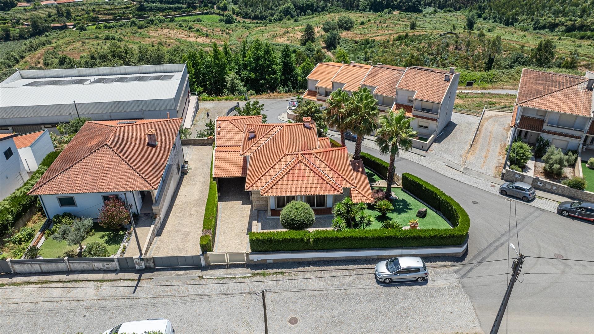 Moradia T3 de Luxo com Jardim e Espaço Exterior em Idães, Felgueiras