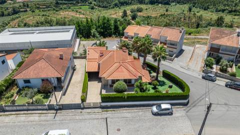 Moradia T3 de Luxo com Jardim e Espaço Exterior em Idães, Felgueiras