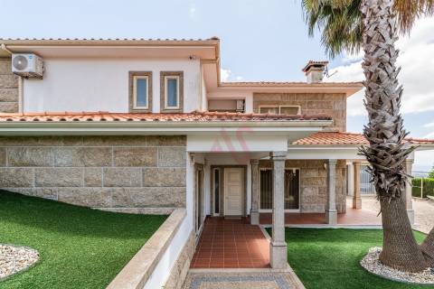 Moradia T3 de Luxo com Jardim e Espaço Exterior em Idães, Felgueiras