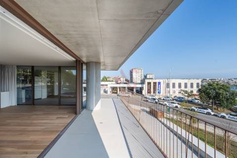 Apartamento T2 NOVO de LUXO no Miramar Tower no Porto