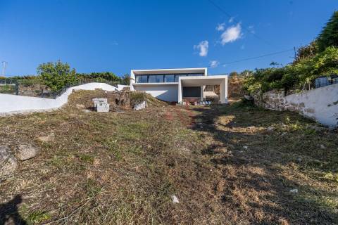 Moradia T3 em Construção com Piscina – Roriz, Santo Tirso