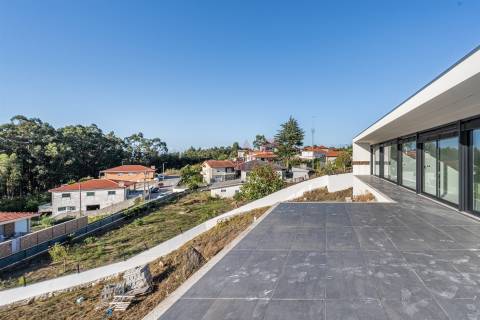 Moradia T3 em Construção com Piscina – Roriz, Santo Tirso