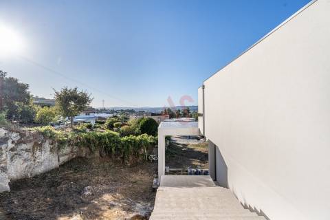 Moradia T3 em Construção com Piscina – Roriz, Santo Tirso