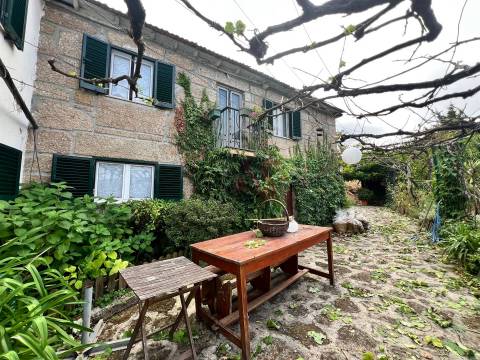 Moradia T3 em estilo Rústico em Oliveira do Douro, Cinfães