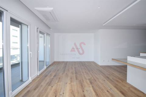 Apartamento T2 NOVO em Famões, Odivelas