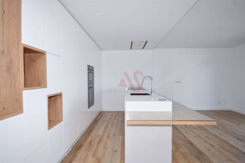 Apartamento T2 NOVO em Famões, Odivelas