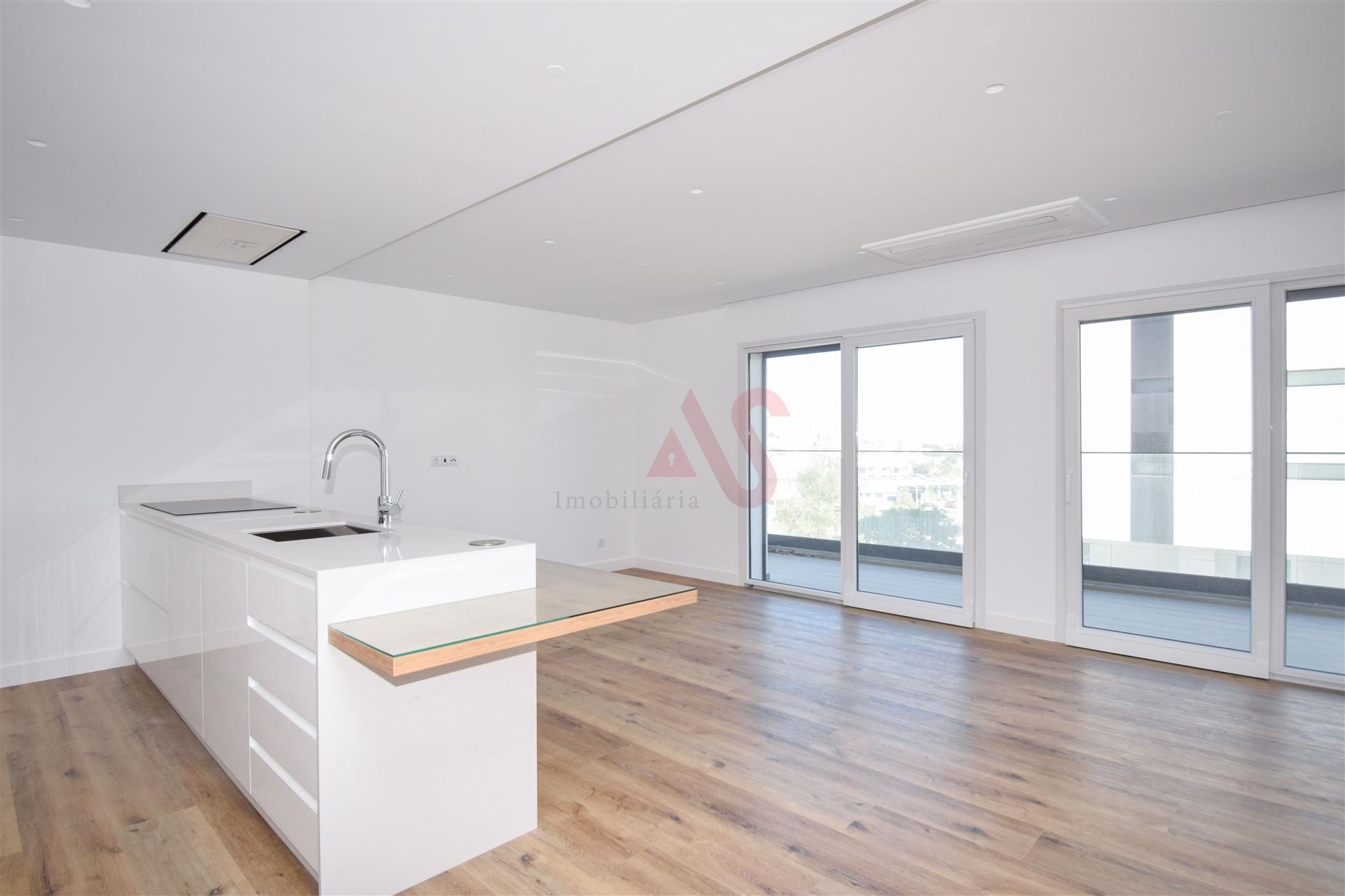 Apartamento T2 NOVO em Famões, Odivelas