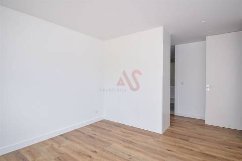 Apartamento T2 NOVO em Famões, Odivelas